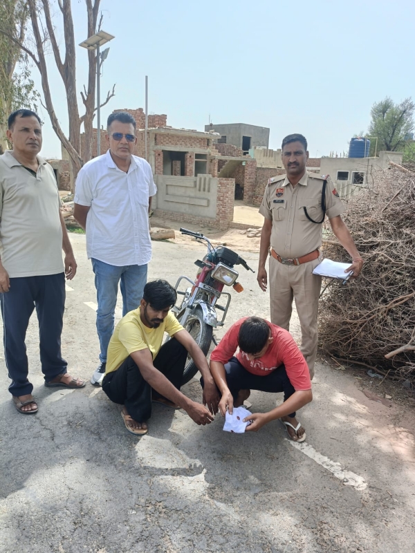 हेरोइन सहित पकड़े गए आरोपी। हेरोइन सहित पकड़े गए आरोपी।