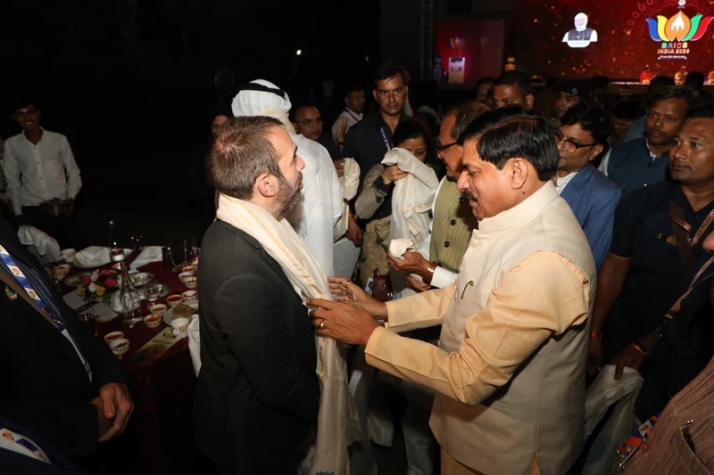 मुख्यमंत्री डॉ यादव रात्रि भोज में विदेश मेहमानों का स्वागत करते हुए