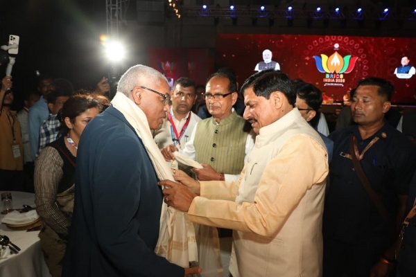 मुख्यमंत्री डॉ यादव रात्रि भोज में विदेश मेहमानों का स्वागत करते हुए मुख्यमंत्री डॉ यादव रात्रि भोज में विदेश मेहमानों का स्वागत करते हुए