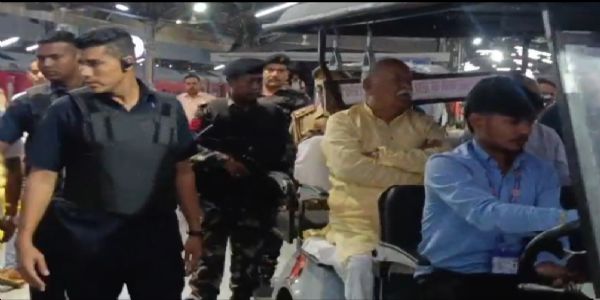 कड़ी सुरक्षा व्यवस्था के बीच रेलवे स्टेशन परिसर से बाहर आते आरएसएस प्रमुख मोहन भागवत