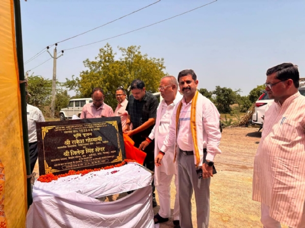 शिलान्यास करते एमएलसी जितेंद्र सिंह सेंगर