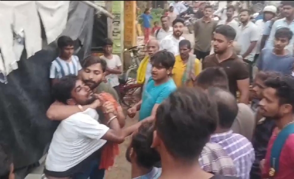 चोर की पिटाई करते लोग चोर की पिटाई करते लोग