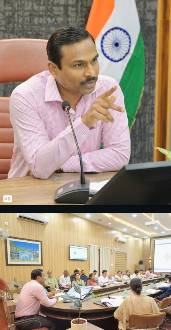 अपर मुख्य निर्वाचन अधिकारी विजय कुमार जोगदाडे बैठक लेते हुए।
