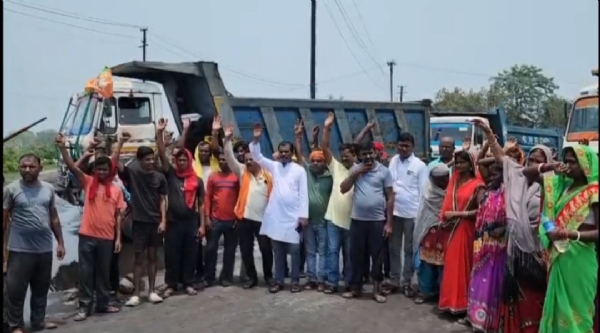 कोलियरी का काम ठप कर नारेबाजी करते ग्रामीण