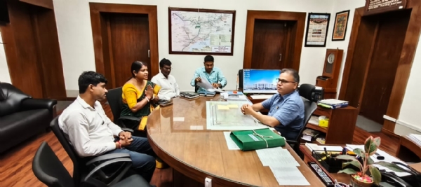 पिंगला विधायक खड़गपुर मंडल रेलवे में भेंट करते हुए पिंगला विधायक खड़गपुर मंडल रेलवे में भेंट करते हुए