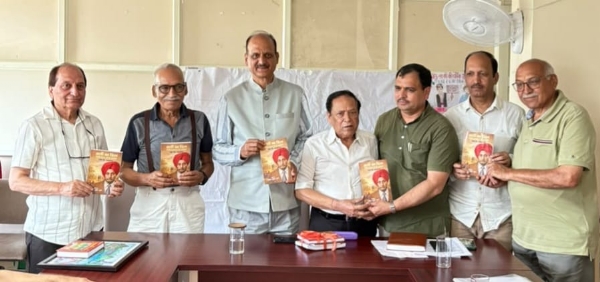 पुस्तक का विमोचन करते हुए कुलपति एवं साहित्यकार। पुस्तक का विमोचन करते हुए कुलपति एवं साहित्यकार।