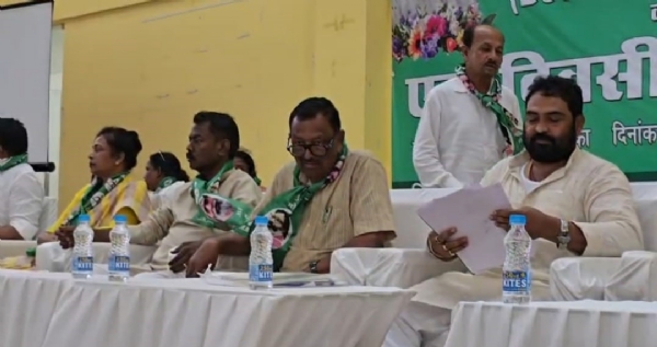 मंच पर उपस्थित पार्टी पदाधिकारी एवं कार्यकत्र्ता मंच पर उपस्थित पार्टी पदाधिकारी एवं कार्यकत्र्ता