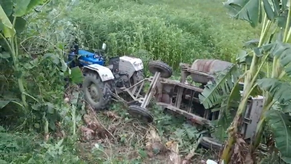 अररिया फोटो:गड्ढे में गिरा ट्रेकटर अररिया फोटो:गड्ढे में गिरा ट्रेकटर
