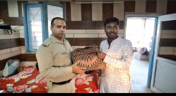 यात्री को बैग सौंपते पुलिस