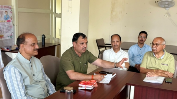 बैठक में चर्चा करते हुए साहित्यकार।