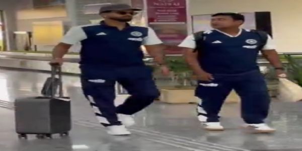 गगल एयरपोर्ट पर टीम इंडिया के खिलाड़ी श्रेयस अय्यर।