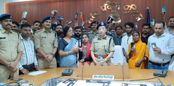मप्र पुलिस ने एक माह में 1136 गुम एवं चोरी हुए मोबाइल बरामद कर नागरिकों को लौटाए मप्र पुलिस ने एक माह में 1136 गुम एवं चोरी हुए मोबाइल बरामद कर नागरिकों को लौटाए