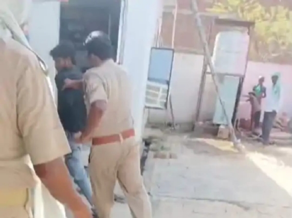 फोटो। युवक को पड़कर खींचना उप निरीक्षक फोटो। युवक को पड़कर खींचना उप निरीक्षक