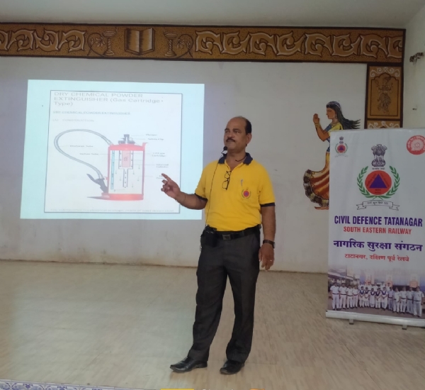 सिविल डिफेंस इंस्पेक्टर संतोष कुमार अग्नि सुरक्षा एवं विभिन्न प्रकार के फायर एक्सटिंग्विशरों के उपयोग पर विस्तृत सिविल डिफेंस इंस्पेक्टर संतोष कुमार अग्नि सुरक्षा एवं विभिन्न प्रकार के फायर एक्सटिंग्विशरों के उपयोग पर विस्तृत