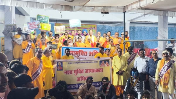 समूह में खड़े हुए गायत्री परिजन।