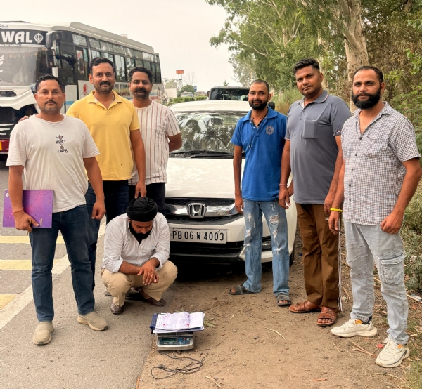 चिट्टे के साथ पकड़ा गया नशा तस्कर। चिट्टे के साथ पकड़ा गया नशा तस्कर।