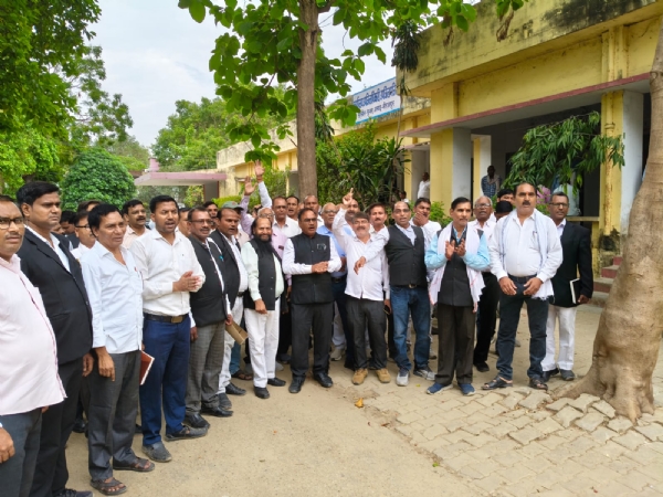 चुनार तहसील में प्रदर्शन करते अधिवक्ता। चुनार तहसील में प्रदर्शन करते अधिवक्ता।