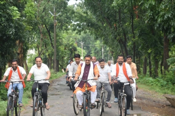 साइकिल चलाते मंत्री साइकिल चलाते मंत्री