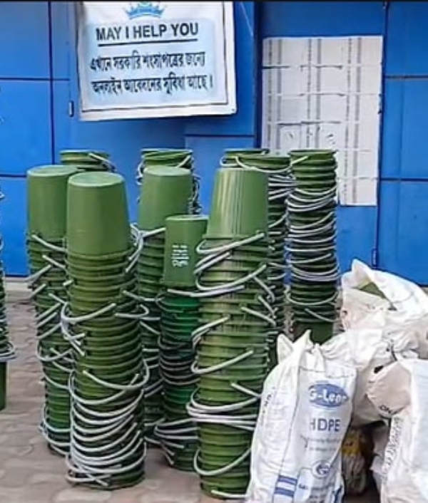 गोदाम से मिली बाल्टियों का जखीरा गोदाम से मिली बाल्टियों का जखीरा
