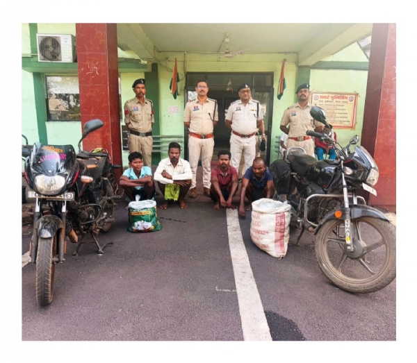 पुलिस के गिरफ्त में आरोपी पुलिस के गिरफ्त में आरोपी