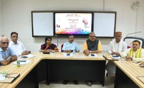 पत्रकार वार्ता करते हुए विज्ञान भारती के राष्ट्रीय संगठन मंत्री पत्रकार वार्ता करते हुए विज्ञान भारती के राष्ट्रीय संगठन मंत्री