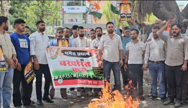 यूथ कांग्रेस का नाहन ने नीट पेपर लीक मामले में प्रदर्शन,शहर में निकली आक्रोश रैली, दिल्ली गेट पर फूंका केंद्रीय शिक्षा मंत्री का पुतला यूथ कांग्रेस का नाहन ने नीट पेपर लीक मामले में प्रदर्शन,शहर में निकली आक्रोश रैली, दिल्ली गेट पर फूंका केंद्रीय शिक्षा मंत्री का पुतला