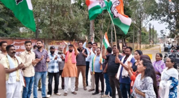 अधूरे सड़क निर्माण में देरी के विरोध में कांग्रेस ने किया विरोध प्रदर्शन अधूरे सड़क निर्माण में देरी के विरोध में कांग्रेस ने किया विरोध प्रदर्शन
