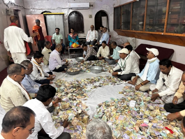 दान पेटिकाओं में मिले राशि की गणना करते राजस्वकर्मी। दान पेटिकाओं में मिले राशि की गणना करते राजस्वकर्मी।