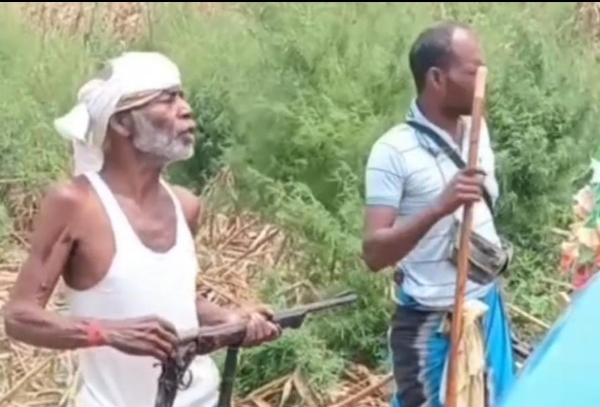 पिस्टल लहराता व्यक्ति