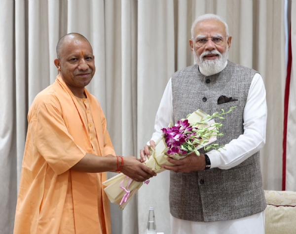 दिल्ली में मुख्यमंत्री योगी आदित्यनाथ ने प्रधानमंत्री मोदी को बुकें भेंट की दिल्ली में मुख्यमंत्री योगी आदित्यनाथ ने प्रधानमंत्री मोदी को बुकें भेंट की