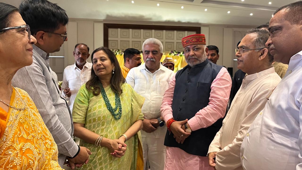 कार्यक्रम के दौरान उत्तर प्रदेश सरकार में मंत्री राकेश सचान और परिवहन मंत्री दया शंकर सिंह