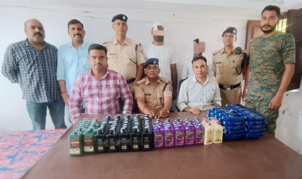 फोटो: गिरफ्तार तस्करों के साथ आरपीएफ के अधिकारी फोटो: गिरफ्तार तस्करों के साथ आरपीएफ के अधिकारी