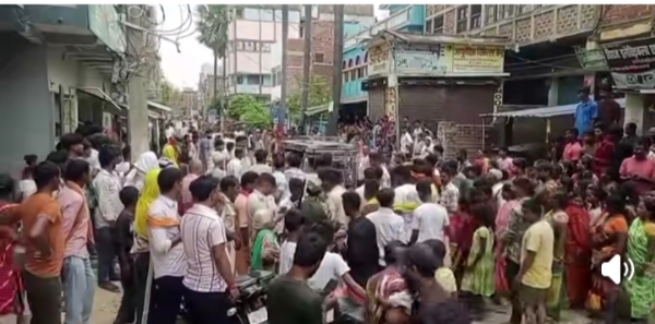 सड़क जाम करते परिजन सड़क जाम करते परिजन