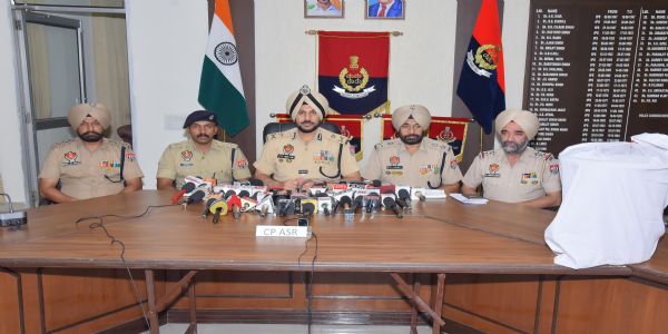 अमृतसर के पुलिस आयुक्त बरामद हेराेइन के बारे में जानकारी देते हुए अमृतसर के पुलिस आयुक्त बरामद हेराेइन के बारे में जानकारी देते हुए