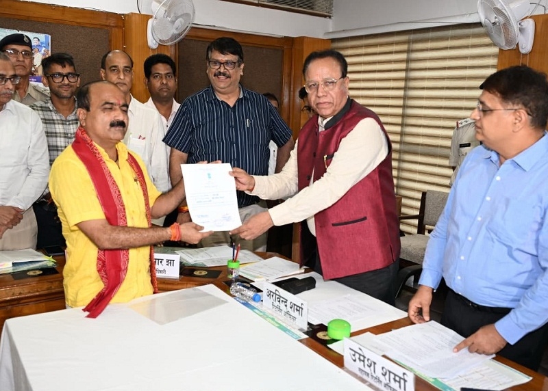 भाजपा उम्मीदवार महेश केवल को रिटर्निंग अधिकारी निर्वाचन प्रमाण पत्र सौंपते हुए भाजपा उम्मीदवार महेश केवल को रिटर्निंग अधिकारी निर्वाचन प्रमाण पत्र सौंपते हुए