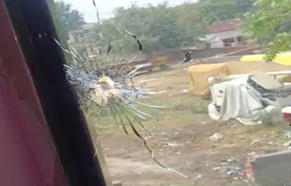 सोनीपत: गोलीबारी में क्षतिग्रस्त मकान की खिड़की सोनीपत: गोलीबारी में क्षतिग्रस्त मकान की खिड़की