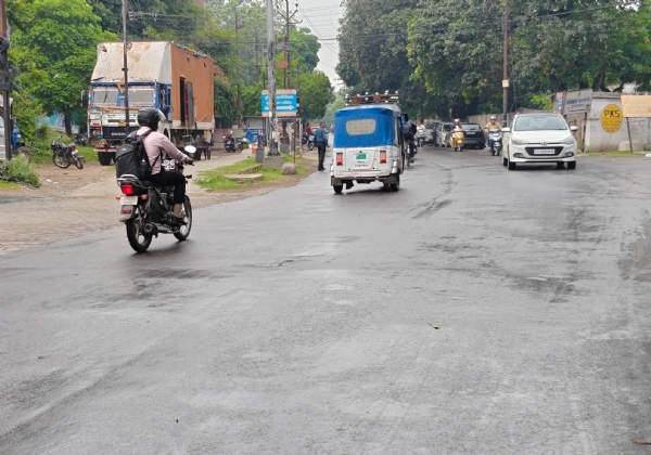 मुरादाबाद में गुरुवार को हुई बारिश के बाद सिविल लाइन में गीली सड़क। मुरादाबाद में गुरुवार को हुई बारिश के बाद सिविल लाइन में गीली सड़क।