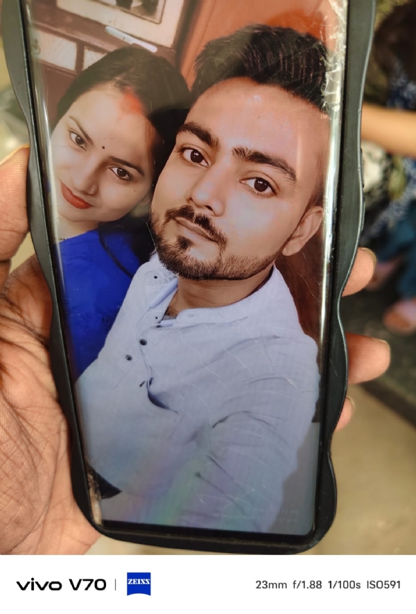 मृतक की फाइल फोटो में पत्नी के साथ मृतक की फाइल फोटो में पत्नी के साथ