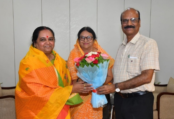 पुलिस मुख्यालय में राज्य महिला आयोग की अध्यक्ष और सदस्य का स्वागत करते हुए डीजीपी मकवाना पुलिस मुख्यालय में राज्य महिला आयोग की अध्यक्ष और सदस्य का स्वागत करते हुए डीजीपी मकवाना