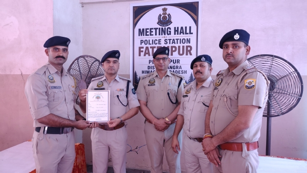 पुलिस कर्मियों को सम्मानित करते हुए एसपी नूरपुर। पुलिस कर्मियों को सम्मानित करते हुए एसपी नूरपुर।