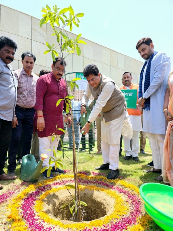 लखनऊ : प्रेरणास्थल पर केंद्रीय वाणिज्य और उद्योग मंत्री पीयूष गोयल व अन्य नेता लखनऊ : प्रेरणास्थल पर केंद्रीय वाणिज्य और उद्योग मंत्री पीयूष गोयल व अन्य नेता