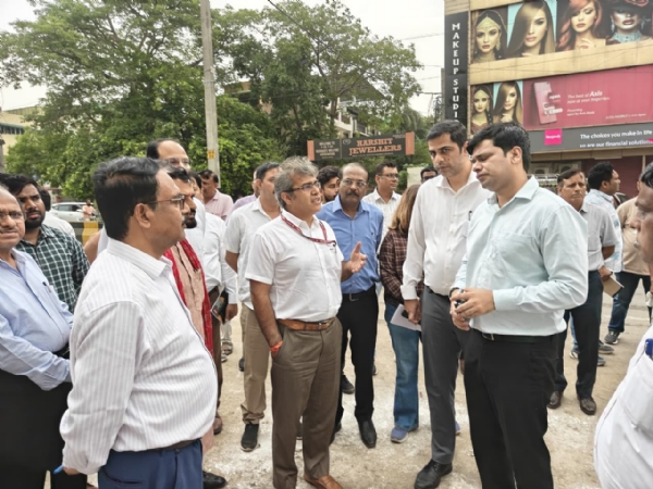निगमायुक्त संजीव खिरवार रोहिणी क्षेत्र निरीक्षण के दौरान अधिकारियों को निर्देश देेते हुए। निगमायुक्त संजीव खिरवार रोहिणी क्षेत्र निरीक्षण के दौरान अधिकारियों को निर्देश देेते हुए।