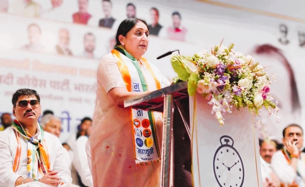 सुनेत्रा पवार एनसीपी कार्यकर्ताओ को संबोधित करते हुए (फाईल फोटो) सुनेत्रा पवार एनसीपी कार्यकर्ताओ को संबोधित करते हुए (फाईल फोटो)