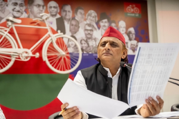 सपा अध्यक्ष अखिलेश यादव बोलते हुए सपा अध्यक्ष अखिलेश यादव बोलते हुए
