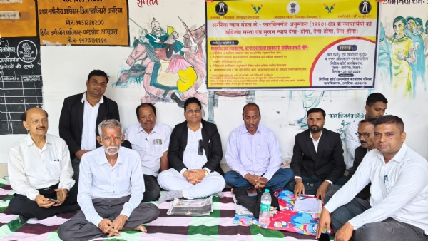 अररिया फोटो:गुरुवार को धरना प्रदर्शन में शामिल वकील अररिया फोटो:गुरुवार को धरना प्रदर्शन में शामिल वकील