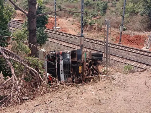 कटनी में ट्रक डिवाइडर तोड़कर रेलवे ओवरब्रिज से नीचे गिरा