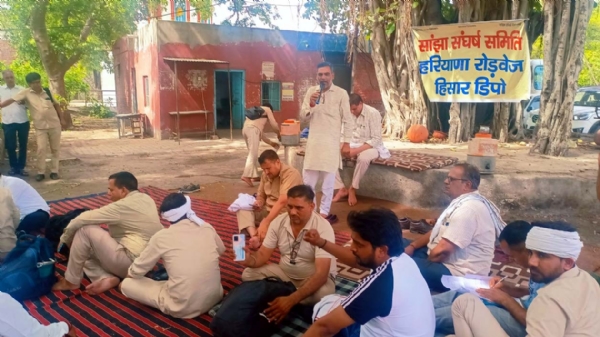हिसार डिपो सांझा संघर्ष समिति के धरने को संबोधित करते पदाधिकारी।