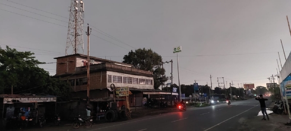 अररिया फोटो:दोपहर में आसमान काले बादलों से घिरा अररिया फोटो:दोपहर में आसमान काले बादलों से घिरा