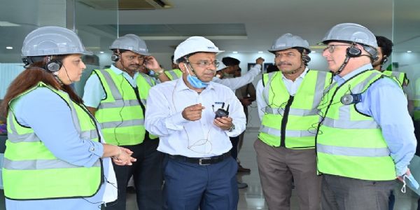इंदौर-पीथमपुर औद्योगिक क्षेत्र के अवलोकन के दौरान जर्मनी के कॉन्सुलेट जनरल को जानकारी देते हुए हिमांशु प्रजापति इंदौर-पीथमपुर औद्योगिक क्षेत्र के अवलोकन के दौरान जर्मनी के कॉन्सुलेट जनरल को जानकारी देते हुए हिमांशु प्रजापति