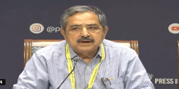 नीति आयोग की शाषी परिषद की 11वीं बैठक के बाद प्रेस को संबोधित करते अशोक कुमार लाहिड़ी नीति आयोग की शाषी परिषद की 11वीं बैठक के बाद प्रेस को संबोधित करते अशोक कुमार लाहिड़ी